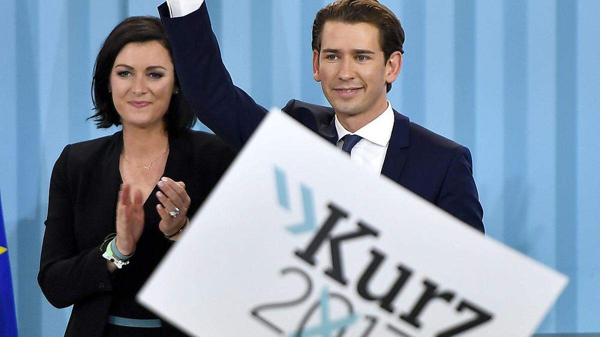 Die damalige ÖVP-Generalsekretärin Elisabeth Köstinger und Parteichef Sebastian Kurz bei der Wahlfeier 2017.