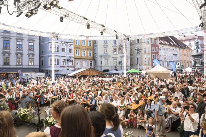 Am Hauptplatz blieb am Sonntag kein Platz leer.
