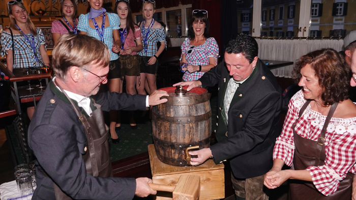 "O'zapft is" verkündete der Weizer Bürgermeister Erwin Eggenreich nach dem erfolgreichen Festbieranstich für das 4. Weizer Oktoberfest.