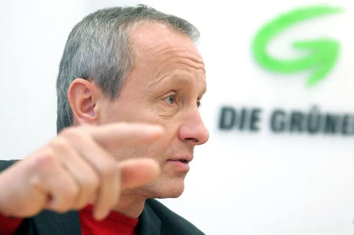 Peter Pilz, der heute mit einer eigenen Liste im Nationalrat  vertreten ist und zum Ausscheiden der Grünen aus dem Parlament maßgeblich beigetragen hat, übernahm und blieb bis 1994 an der Spitze der Partei.