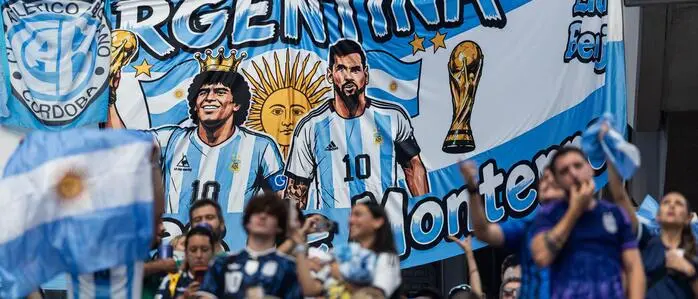 Die argentinischen Fußballgötter Diego Maradona und Lionel Messi haben beide schon zu „Live is life“ gegaberlt, in einem Fall zumindest virtuell