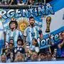Die argentinischen Fußballgötter Diego Maradona und Lionel Messi haben beide schon zu „Live is life“ gegaberlt, in einem Fall zumindest virtuell