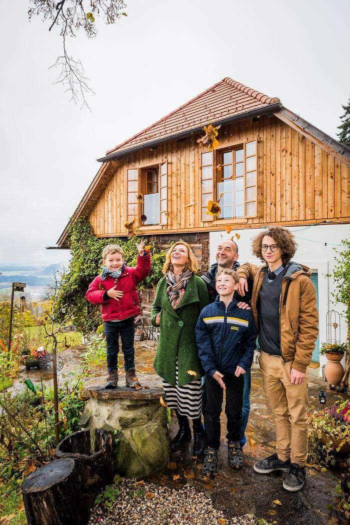 Die Familie Oitzinger vor ihrem Bauernhaus.