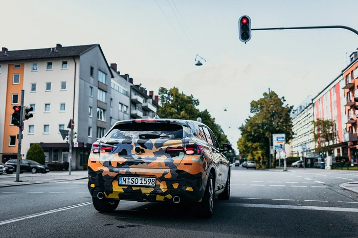 Während die großen Räder und das typische Zweiboxdesign den funktionalen Charakter eines X-Modells unterstreichen, lassen ein langer Radstand, die langgezogene Dachlinie, kurze Überhänge und die stark in Fahrtrichtung geneigte C-Säule den Fahrzeugkörper sportlich flach wirken.