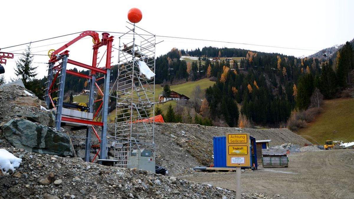 Für die Verbauung des Tödterbaches wird erstmals per Seilkran schweres Gerät und Beton transportiert