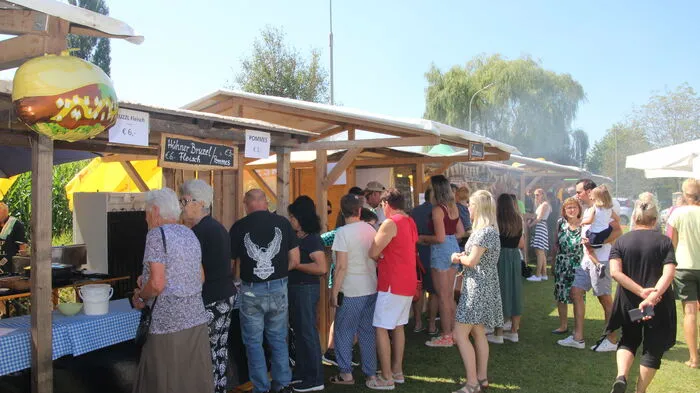 Rund 180 Liter Wasser sammelten sich vergangenes Wochenende in Perbersdorf während der Naturkatastrophe und der Platz für den Street Food Market war komplett überschwemmt.