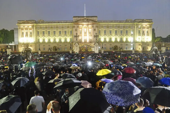 In London versammelten sich am Abend Tausende Menschen vor dem Buckingham Palast.