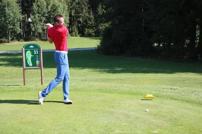 Friesenbichler beim Abschlag an Loch 11. Beim Almenland Cup 2017 kann man mit einem Hole-in-One bei diesem Loch einen neuen Mercedes gewinnen.