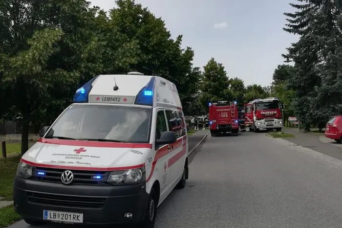 20 Einsatzkräfte der Feuerwehr und Rettungssanitäter des Roten Kreuzes waren im Einsatz.