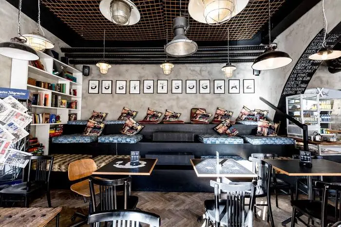 Das Cafe Mitte im Herzen von Graz Das Cafe Mitte befindet sich im gastronomischen Zentrum des Grazer "Ausgehviertels" daher auch der Bezug zum Namen "Mitte". Das Angebot ist äußerst vielfältig von thailändischem Essen über einer Bibliothek bis hin zu Live Musik bietet das Cafe Mitte für jeden Gast etwas Besonderes. Cafe MitteFreiheitsplatz 28010 Graz0664/51 28 528
