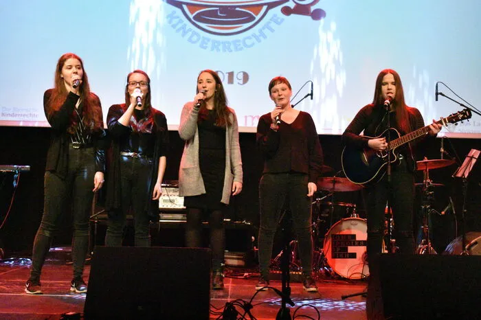 Als erste Gruppe trat Chord 5 mit ihrem Lied "Raise our Voice" auf.