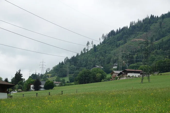 Die Hochleitung selbst verläuft über dichtes Siedlungsgebiet und an mehreren Hotels vorbei