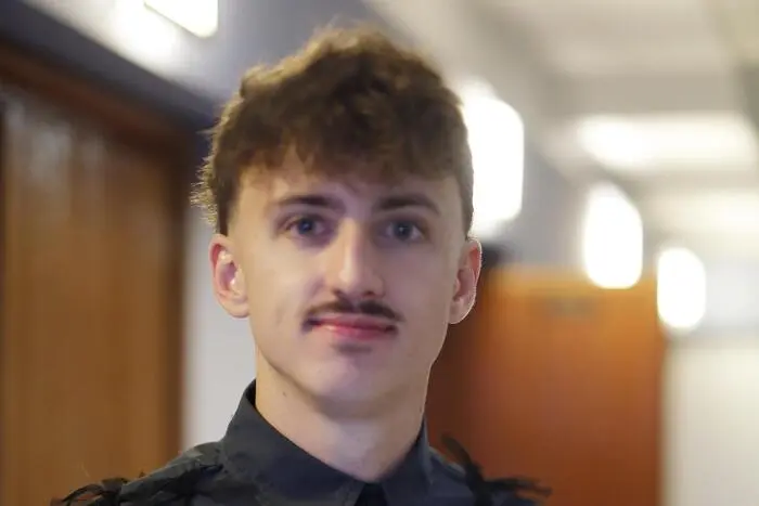 Gemeinsam mit 14 Freunden organisierte Noah Bauernhofer die Veranstaltung, kümmerte sich um die Bühnentechnik, die Gestaltung des Saales und den Ausschank. Unterstützung mit Eventequipment kam von der Jungen Stadt Weiz. Der junge Weizer sagt: „Ich möchte mit neuen Ideen Bewegung in die regionale Veranstaltungsszene bringen.”