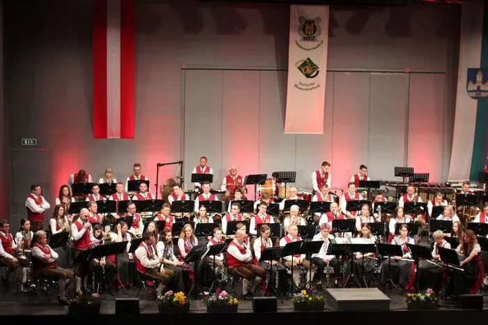 Moderiert wurde der Abend von den Musikern selbst, die Eröffnungsrede kam von Obmann Markus Almer, der die Besucherinnen und Besucher einmal mehr mit Sinn für Wortwitz und herzhaft bodenständigem Humor unterhielt.