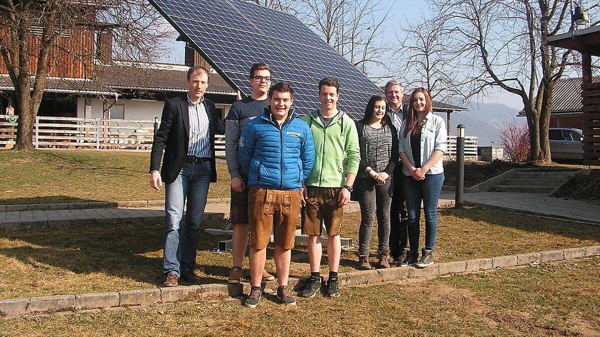 Schüler des Goldbrunnhofes mit Direktor Peter Glantschnig (rechts) und Josef Skuk, Gründer der Firma GS Technik GmbH 