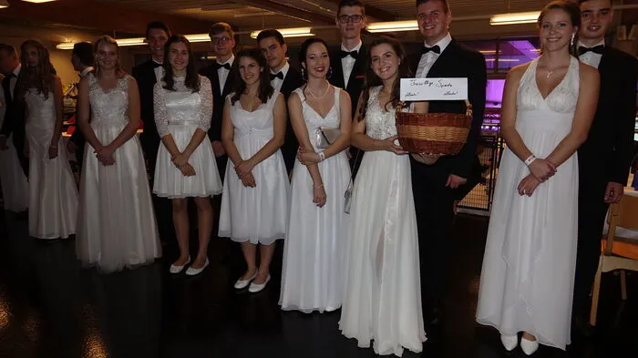 In der Mehrzweckhalle Gamlitz baten die Schülerinnen und Schüler der 5DHIF und 5BHMBA der HTBLA Kaindorf zu ihrem Maturaball.