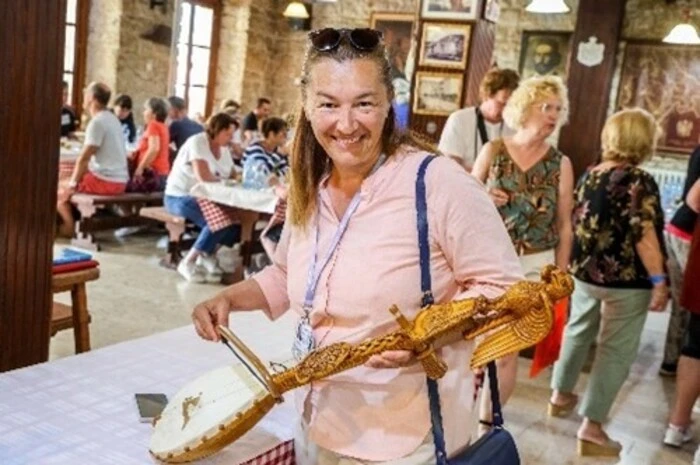 Reiseführerin Rosanda ist ein wandelndes Lexikon und posoert hier mit dem Instrument „Gusle“, das traditionell nur von Männern gespielt wird.