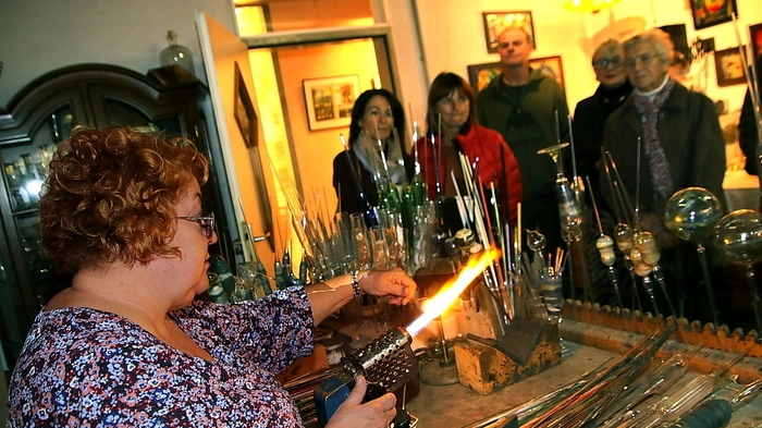 Beim Glasmachen zusehen können die Besucher der Künstlerin Renate Prehal. Sie demonstriert, wie man aus dem zerbrechlichen Material Glas wunderschöne Sterne, Engel, Kugel und Gläser formen kann.