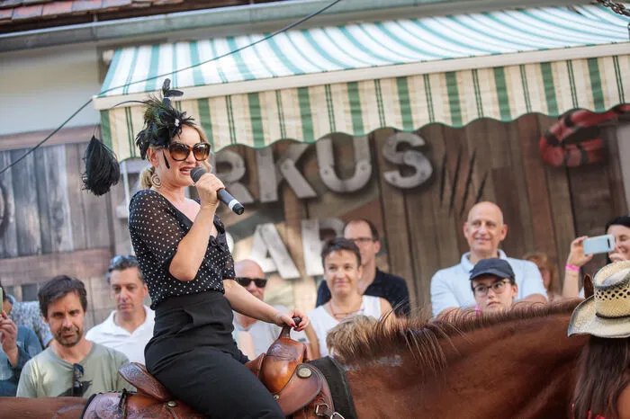 Einer von vielen Höhepunkten: Das Deutsche Stimmen-Wunder Katharine Mehrling präsentierte dem Publikum den eigens komponierten "Zirkus-Prattes-Song" - und das auch noch reitend auf einem Pferd.