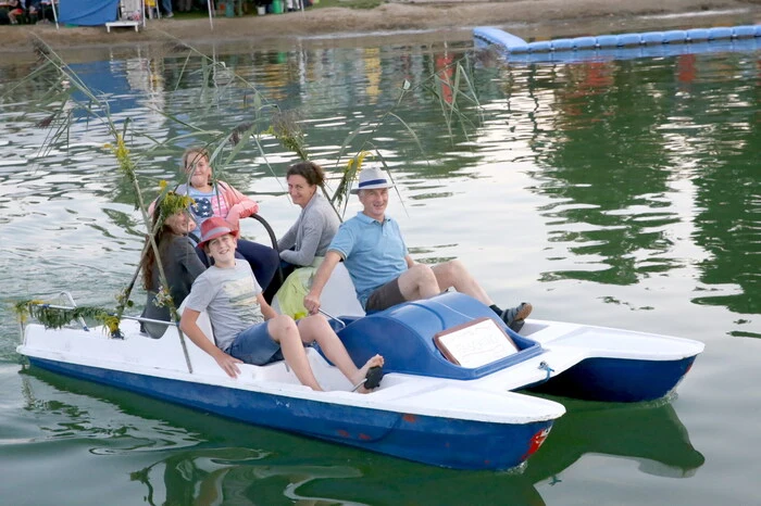 Absoluter Höhepunkt war die Lichterfahrt, an der ein Dutzend geschmückte Boote teilnahmen.