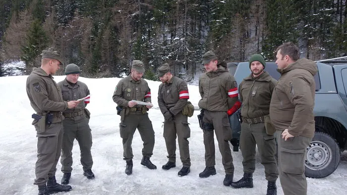 Seit 27. Dezember sind unter anderem 35 KPE-Soldaten des Jägerbataillons 18 aus St. Michael (Bezirk Leoben)  im Assistenzeinsatz am Brenner. Kontrollen und Einsätze werden auch direkt am Einsatzort am Brenner besprochen.