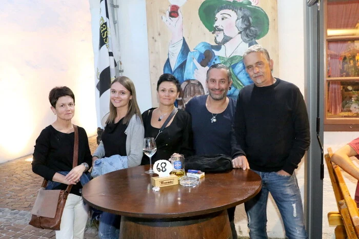 Versteht sich, dass sich die Musikhungrigen in den Abendstunden in Scharen Richtung Osteria ins ehemalige Bürgerspital der Herzogstadt aufgemacht hatten, um bei diesem Konzertleckerbissen dabei zu sein.