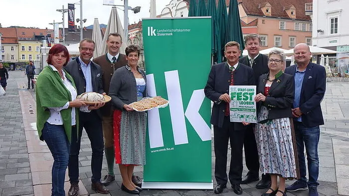 Eva Lipp, Robert Herzog, Bezirksjägermeister Herbert Wallner, Ilse Wolfger, Bürgermeister Kurt Wallner, Kammerobmann Andreas Steinegger, Brigitte Fraiß und Stadtmarketing Obmann Libert Walter (v.l.)
