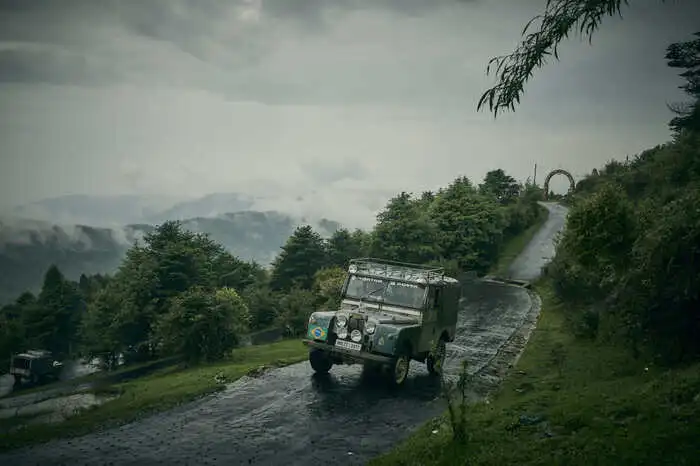 Hier stellt seit Jahrzehnten eine Flotte von 42 Land Rover-Modellen die zuverlässige Versorgung der Bevölkerung in weit abgelegenen Landgemeinden sicher.