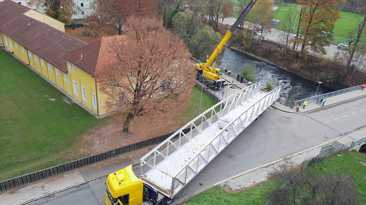 Da hatte der Kran die Brücke schon fast in die richtige Position gehievt