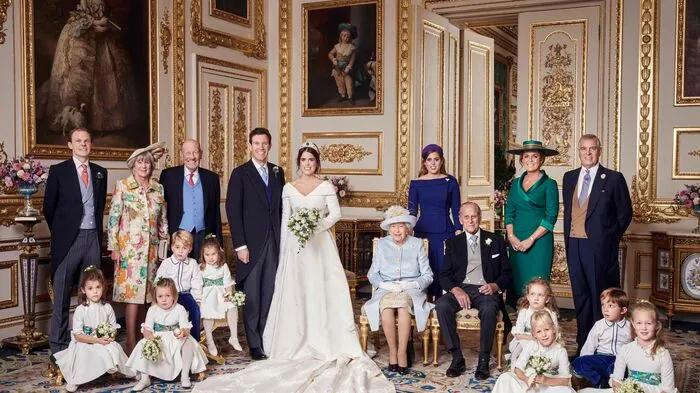 Nach ihrer Hochzeit veröffentlichte der Palast die ersten Fotos vom Brautpaar Prinzessin Eugenie und Jack Broocksbank. Und überraschend: Sarah Ferguson und ihr Ex-Schwiegervater Prinz Philip sind dabei auf einem gemeinsamen Foto zu sehen - sogar dicht beieinander.