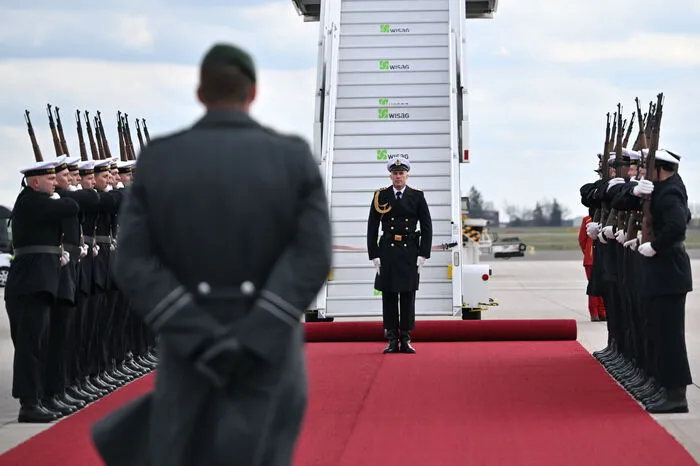 Etwa 900 Berliner Polizisten haben am Mittwoch laut einer Polizeisprecherin den Beginn des Staatsbesuchs des Monarchen und seiner Frau Camilla begleitet und gesichert.