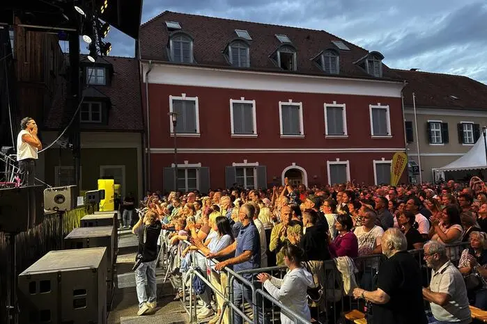 „Kalt und kälter“, „Großvater“, „Irgendwann bleib i dann dort“, und seine Rock-Landeshymne „Steiermark“ sorgten für minutenlangen tosenden Applaus in der Thermenhauptstadt.