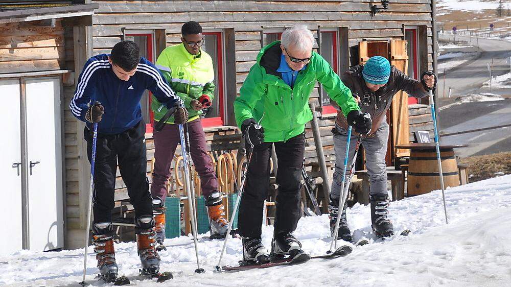 Integration auf Passailerisch: Hans Knoll mit drei Geflüchteten beim Skifahren