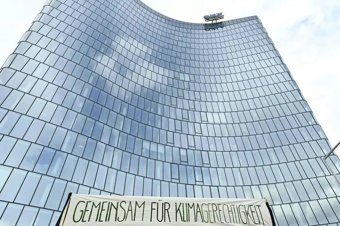 "Ölkonzerne pumpen in der Ferne, zerstören unsere Umwelt, nur für einen Batzen Geld", skandierten sie in Richtung des Gebäudes. Den Mitarbeitern beschieden sie: "You deserve a green job" (Du hast dir einen grünen Job verdient, Anm.). Zentrale Forderung war "Raus aus fossilen Energien, rein in die Zukunft".