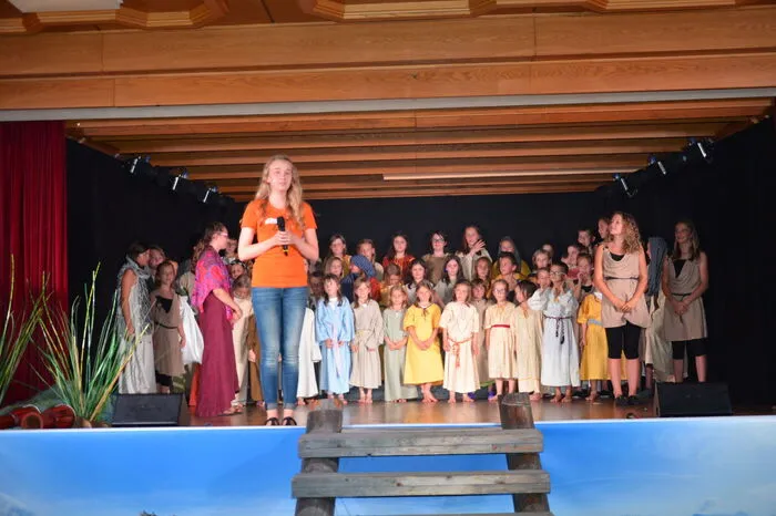 Die 60 Kinder studierten ein komplettes Musical in Gesang und Tanz namens „Paulus“ ein...