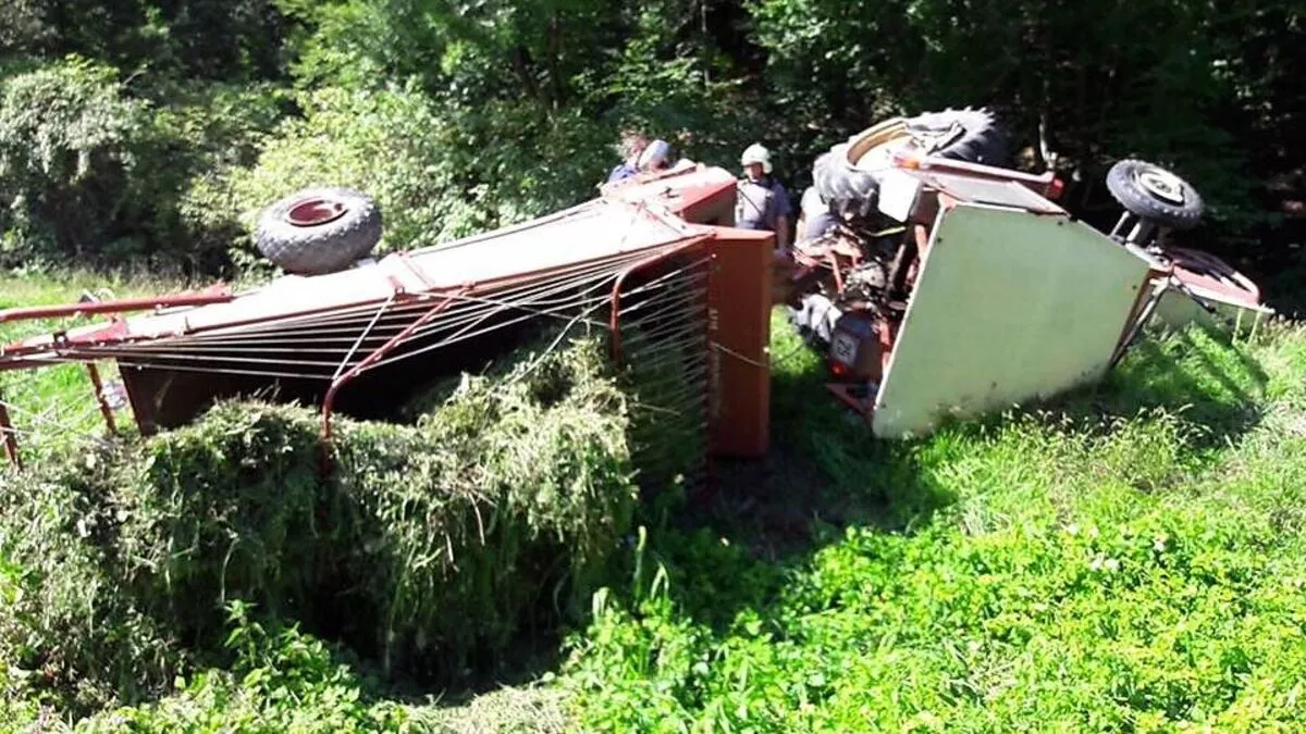 Der Traktor wurde bei dem Unfall umgestoßen