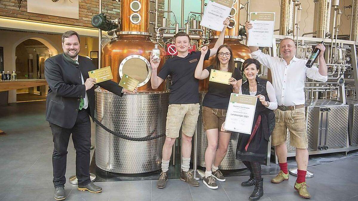 Verkostungschef Georg Thünauer gratulierte Martin, Christina, Gerlinde und Gerald Hochstrasser (von links) zum Dreifachsieg