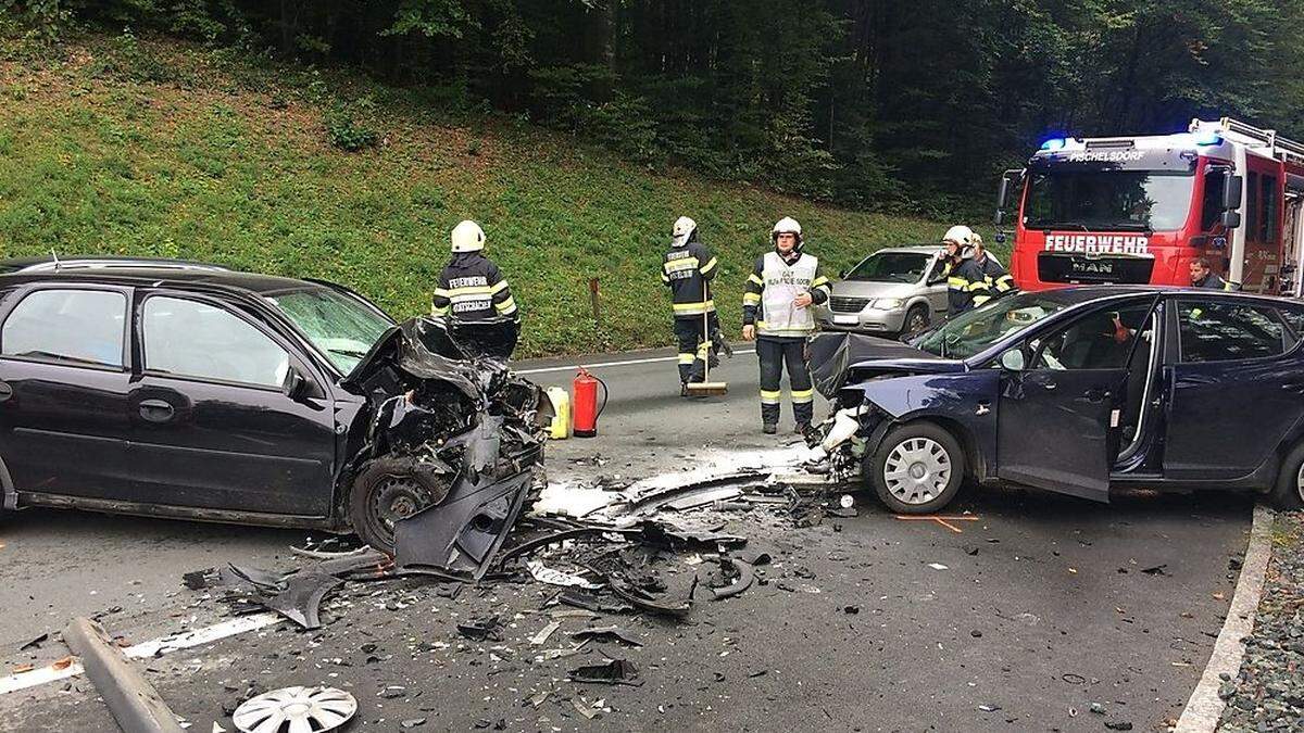 Die Lenkerinnen der beiden Fahrzeuge wurden ins Spital gebracht