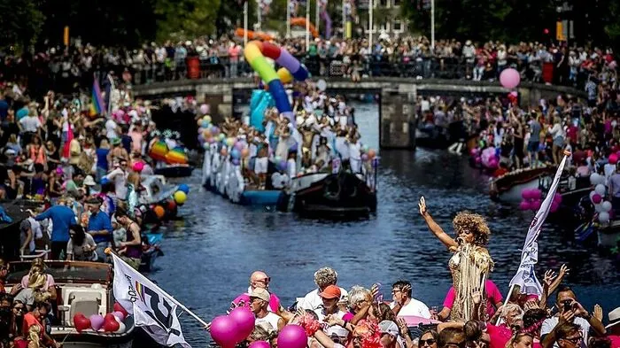 80 bunten Boote fuhren durch die Grachtenstadt 