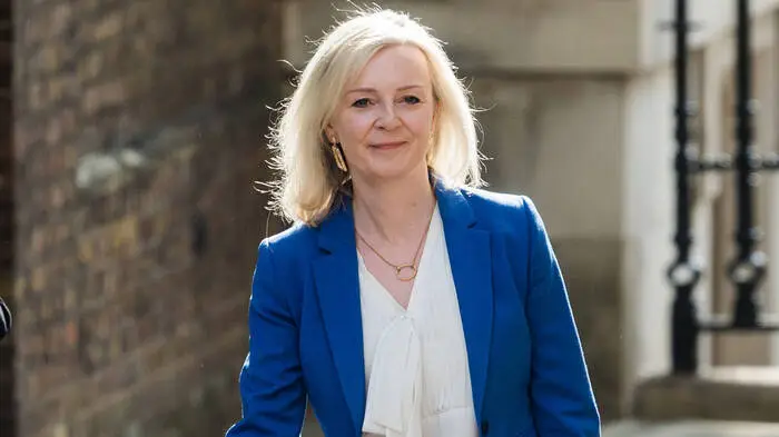 LIZ TRUSS (46), Johnson Außenministerin, hat stets Rückendeckung gesucht bei der Tory-Rechten. Mit scharfer Rhetorik, gerade auch in Sachen Ukraine, hat sie ihre kriegerische Seite herausgestrichen und sich zugleich zu einem rechtskonservativen Monetarismus bekannt. 