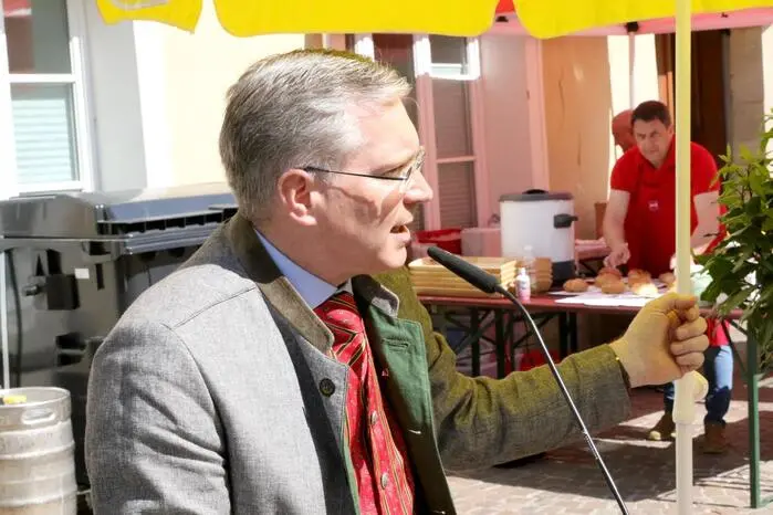 Gelungener Auftakt: das Konzert der Stadtkapelle St. Veit unter der Leitung von Birgit Schmidt. So hatten die Kleinen Spaß sowohl in der Hüpfburg als auch beim Fahrradrennen. Und die Festrede hielt Bürgermeister Martin Kulmer (Foto).