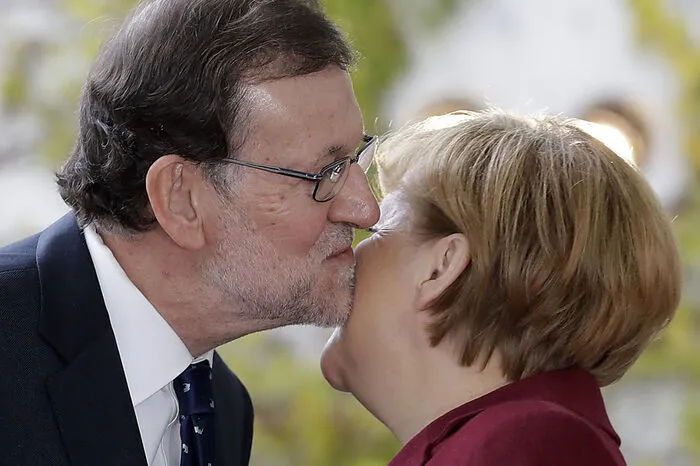 Kinnkuss auf die Wange: Der spanische Premier hat   erst kürzlich eine Minderheitsregierung bilden können, nach einem zehnmonatigen Tauziehen und zwei Parlamentswahlen. Der Spardruck aus Brüssel ist hart, und die konservative Regierung labil.