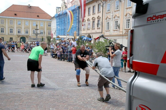 Er zog zwischen den Bewerben einen 7,5 Tonnen schweren Truck mit nur einem Finger über den St. Veiter Hauptplatz (Foto).