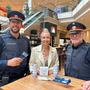 Inspektor Andreas Friedrich (links) und Chefinspektor Hans Ramsbacher (rechts) luden im Stadtpark Center Spittal zu „Coffee with Cops“