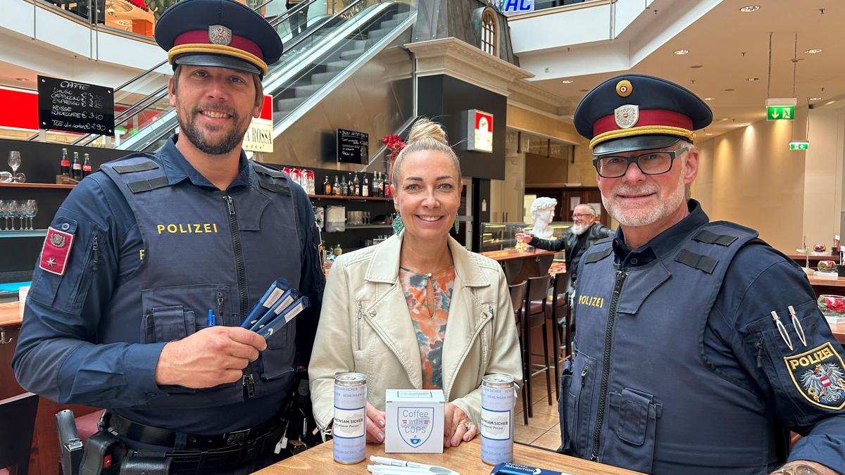 Inspektor Andreas Friedrich (links) und Chefinspektor Hans Ramsbacher (rechts) luden im Stadtpark Center Spittal zu „Coffee with Cops“