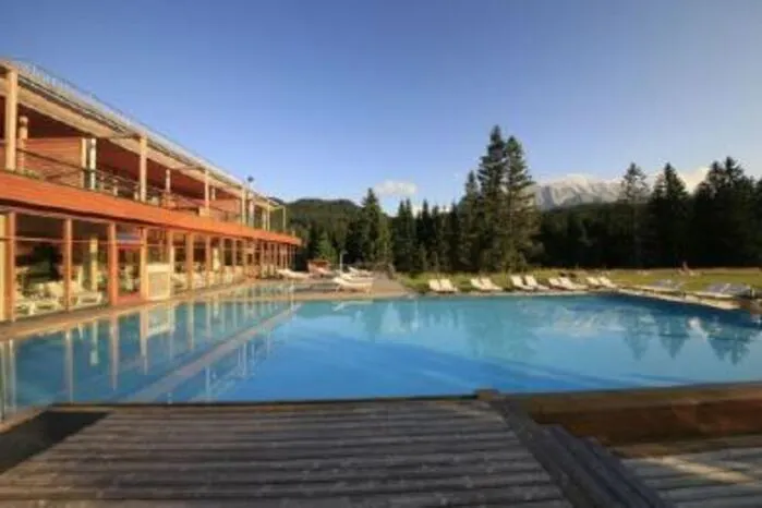 Luxuriöse Auszeit vor den Toren Münchens.Mit seiner modern-alpinen Bauweise gilt das Kranzbach bei Garmisch-Partenkirchen insbesondere den Münchnern als Ziel einer komfortablen Auszeit. Legendär ist unter anderem der 3.500 Quadratmeter große Wellness-Bereich mit weitläufigem Außenpool und Blick auf das Alpenpanorama. Die hauseigene Quelle liefert alpenfrisches Trinkwasser.
