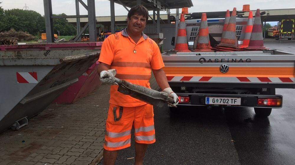 Karl Gföller von der Autobahnmeisterei Graz-Raaba fand sogar diesen „Auspufftopf“ auf Südautobahn