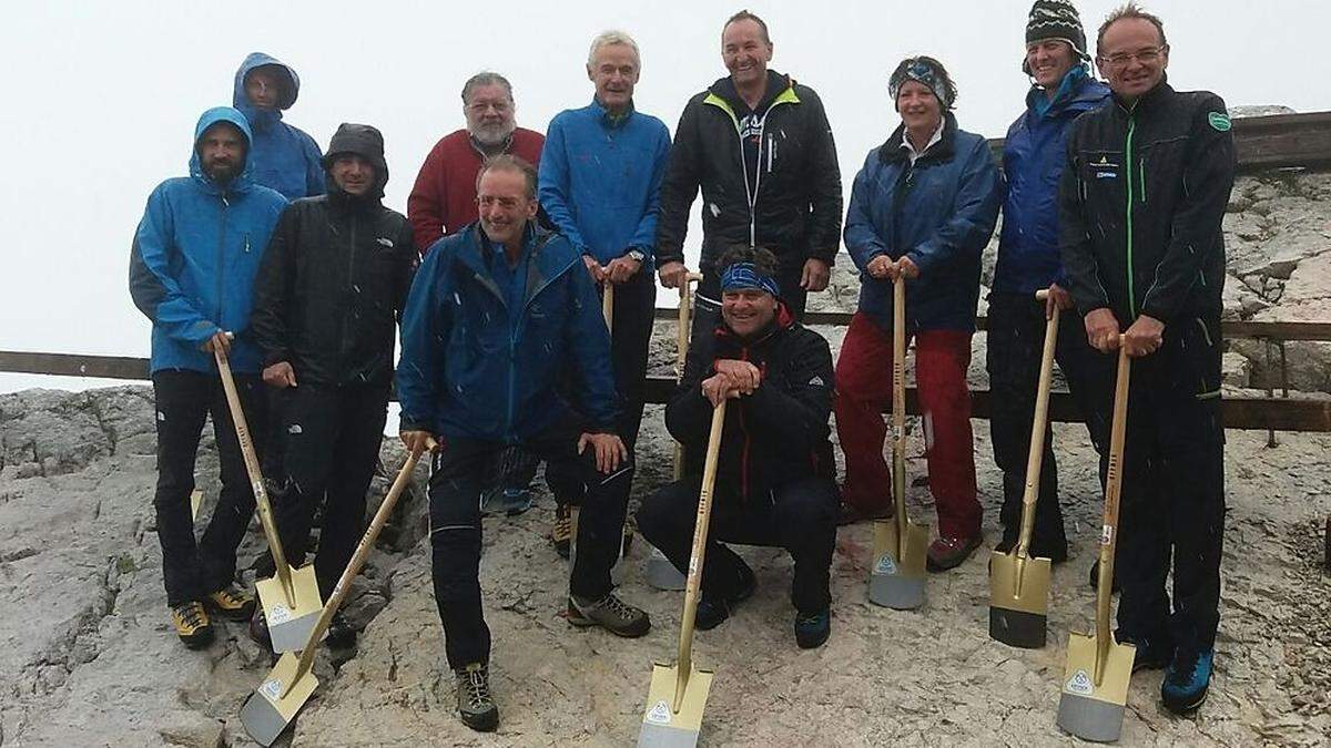 Verregneter Spatenstich am Dachstein