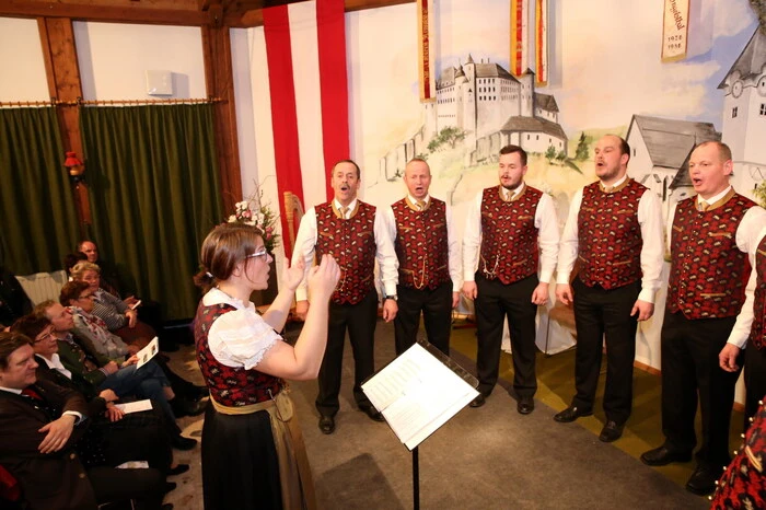 Grund des Besucherandranges war die Liedertafel des örtlichen Männergesangsvereines im Kultursaal. 
