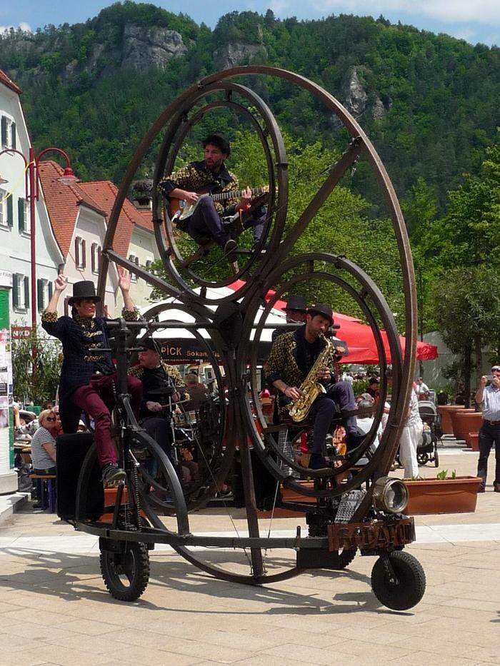 Ein Höhepunkt des Gauklerfestes: Factoria Circular aus Spanien mit dem Rodafonio. Die fünf Musiker performen am Rad